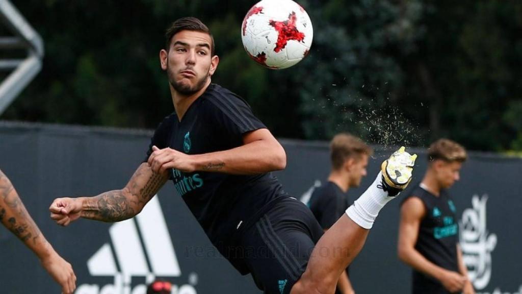Theo Hernández controla un balón con la espuela