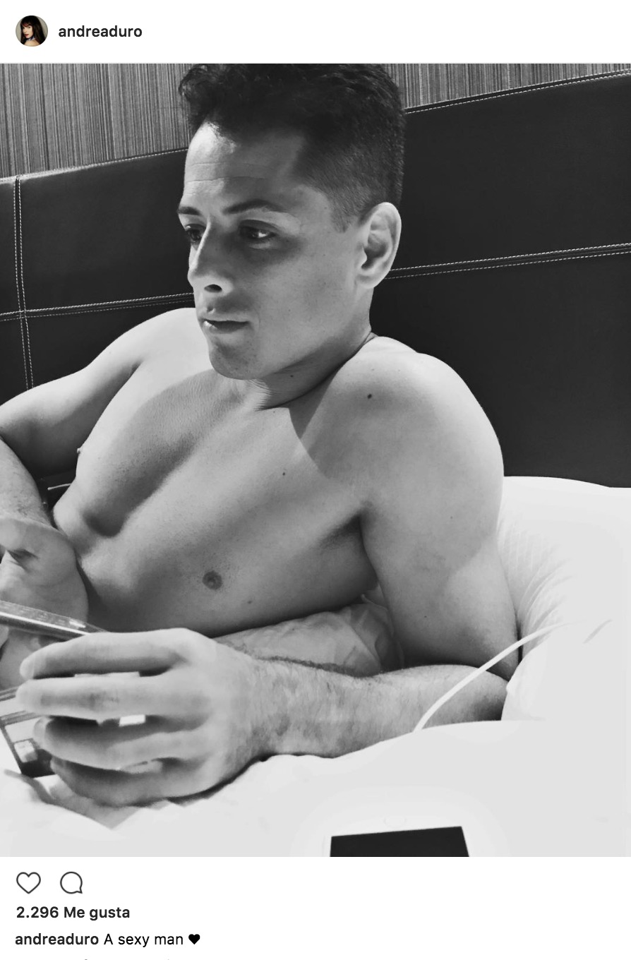Chicharito desnudo en la cama con Andrea Duro
