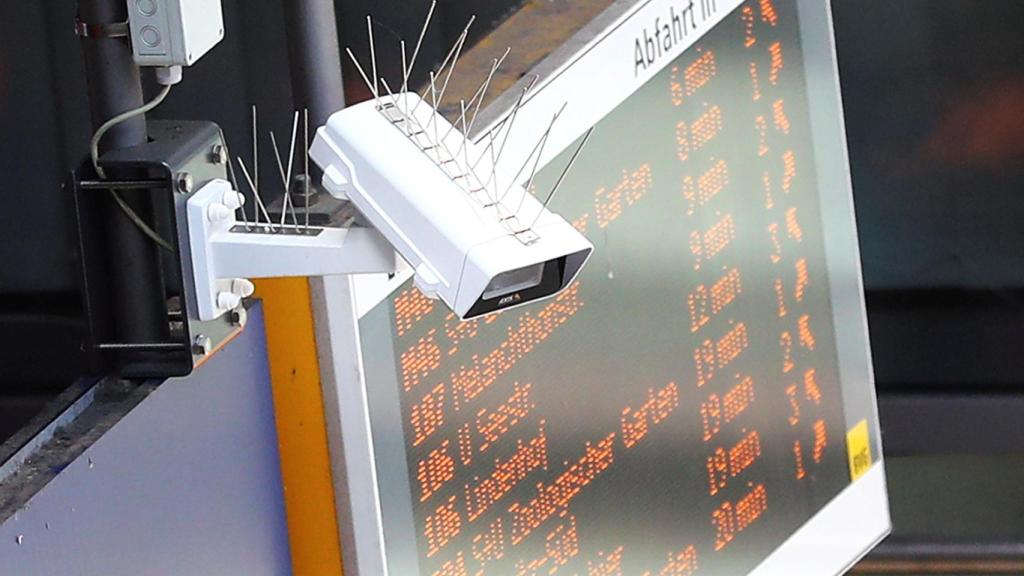 Cámara de videovigilancia en una estación de tren