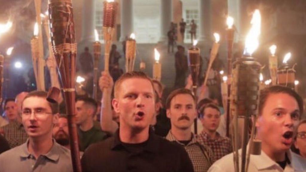 Manifestantes nazis con antorchas Tiki para decorar jardines