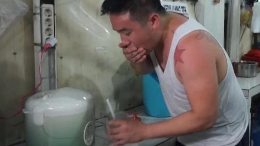 El youtuber tras comerse el plato de tallarines.