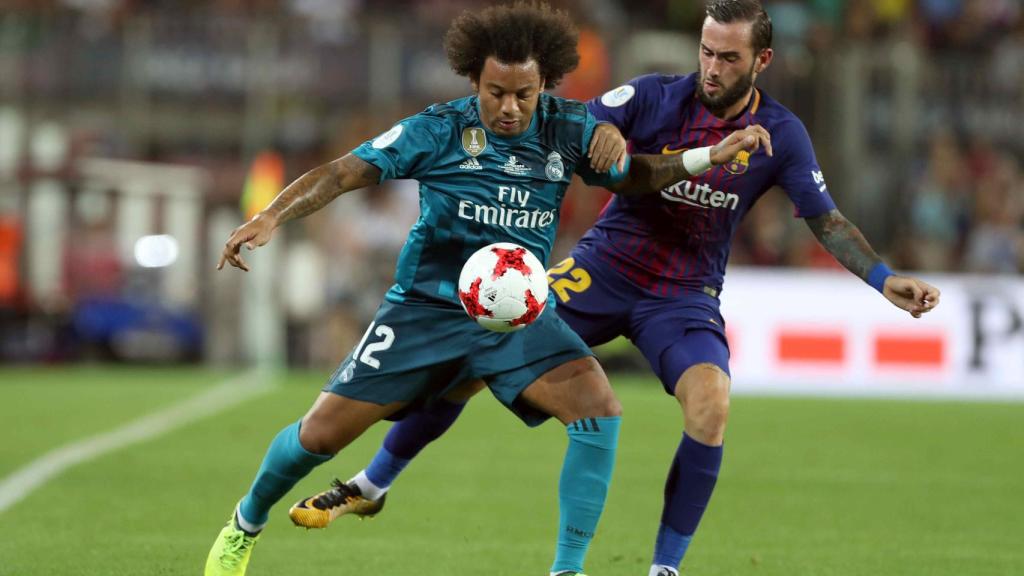Aleix Vidal, ante Marcelo, en la ida de la Supercopa de España.
