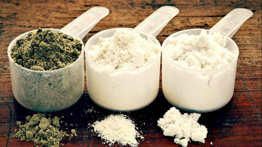 Tres cazos de proteína en polvo.