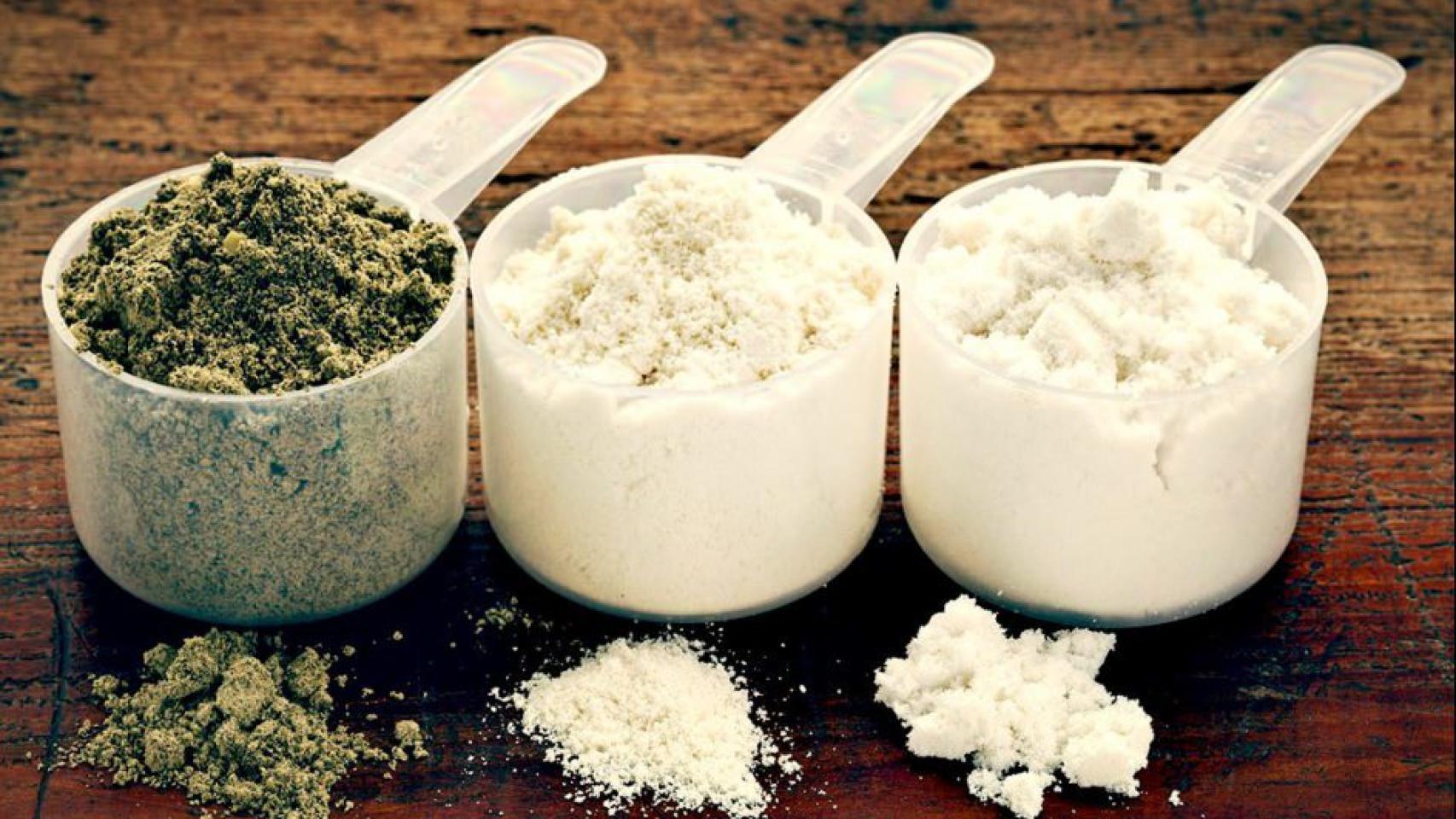 Tres cazos de proteína en polvo.