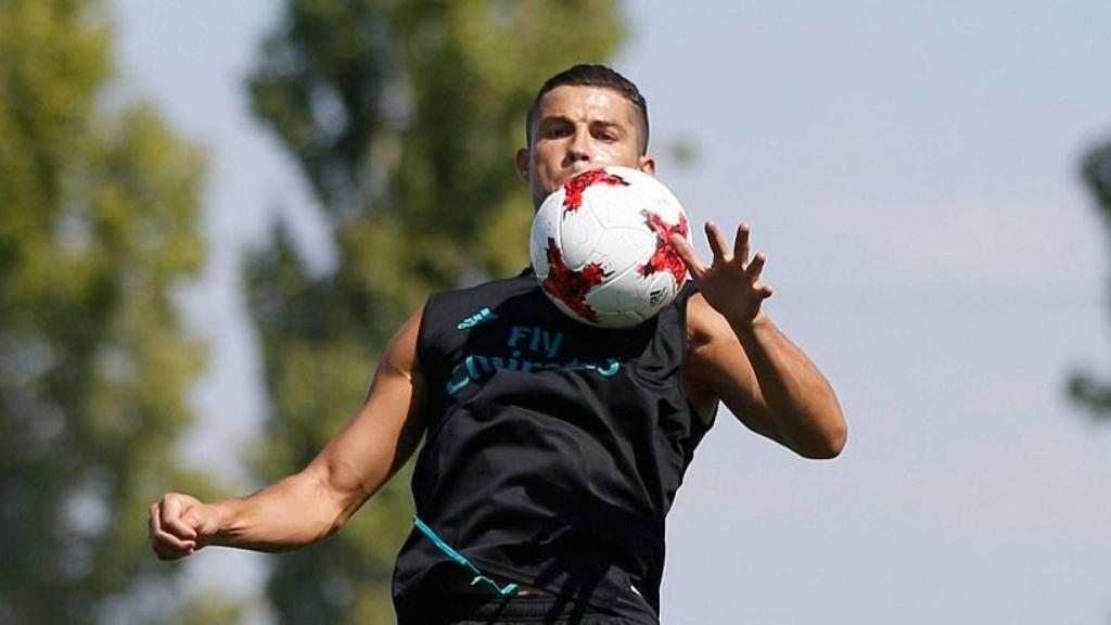 Cristiano controlando la pelota con el pecho