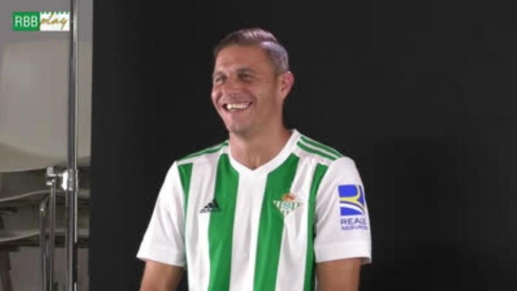 Joaquín habla chino durante un anuncio con el Betis