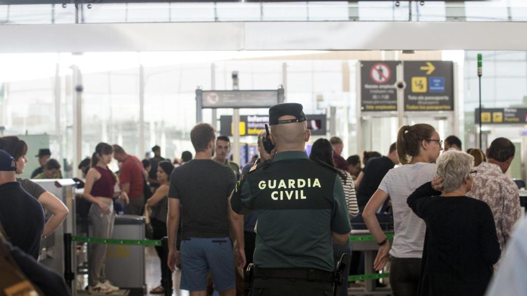 Una imagen de la Guardia Civil en El Prat durante las jornadas de huelga.