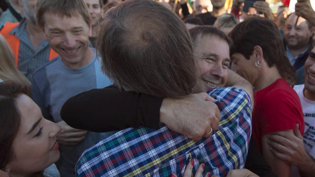 El ex secretario general del sindicato abertzale LAB, Rafa Díez Usabiaga , abraza al coordinador general de EH Bildu, Arnaldo Otegi.