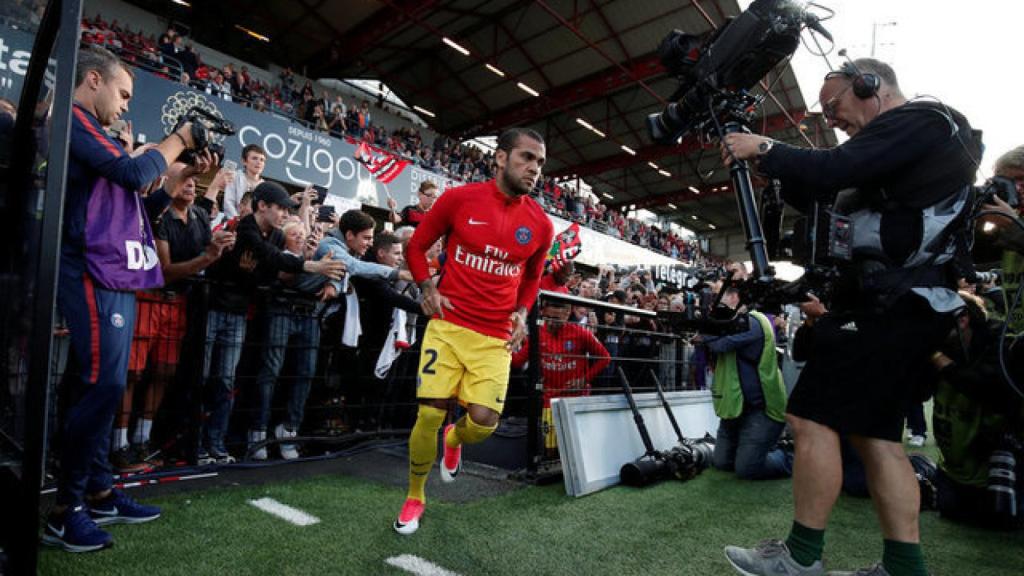 Dani Alves, exjugador de la Juventus, con su nuevo equipo, el PSG. REUTERS