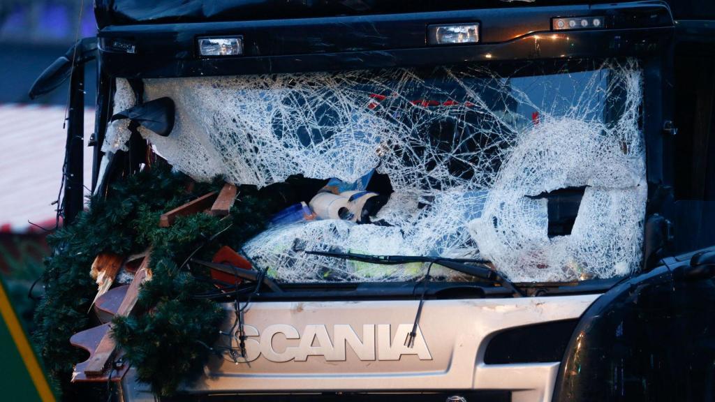 El parabrisas del camión que arrolló a una multitud en Berlín.