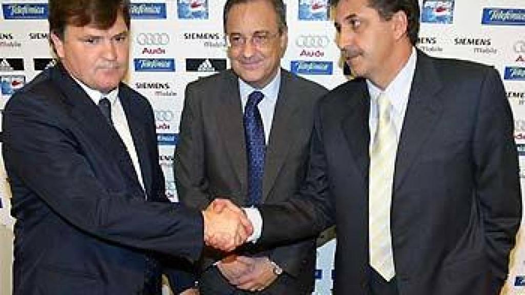 Camacho, junto a Florentino y García Remón (su sustituto) en el día de su dimisión.