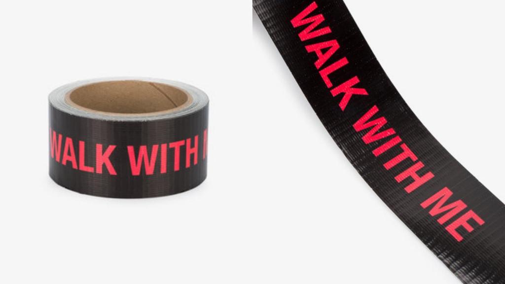 Cinta Adhesiva 'WALK WITH ME' de Raf Simons. | Foto cortesía de Browns.
