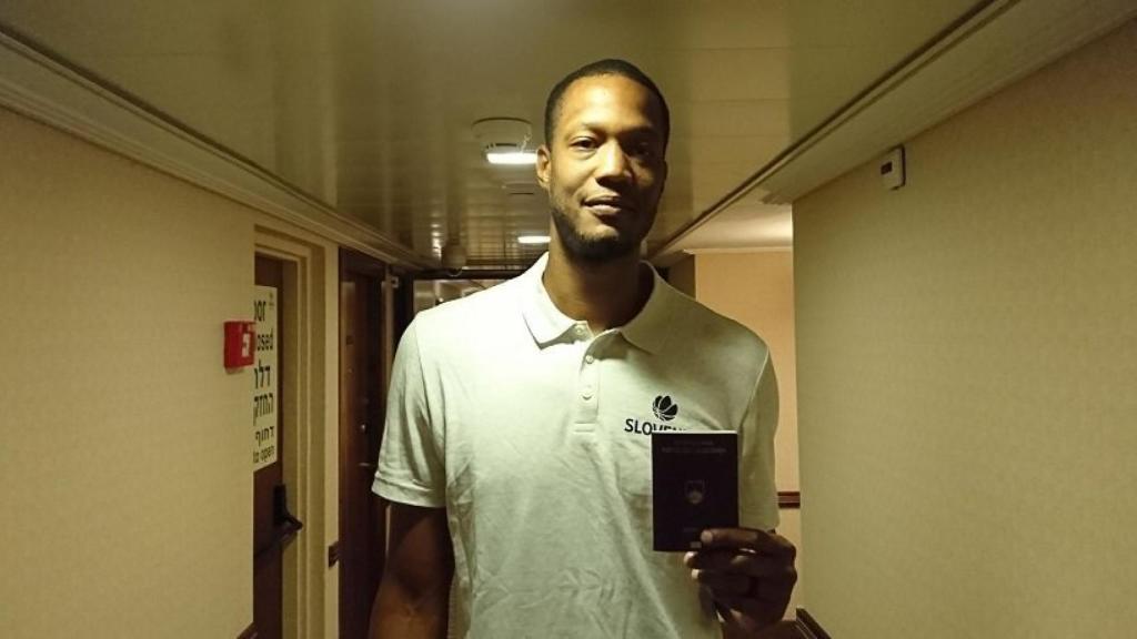 Randolph con el pasaporte. Foto: Twitter (@kzs_si)