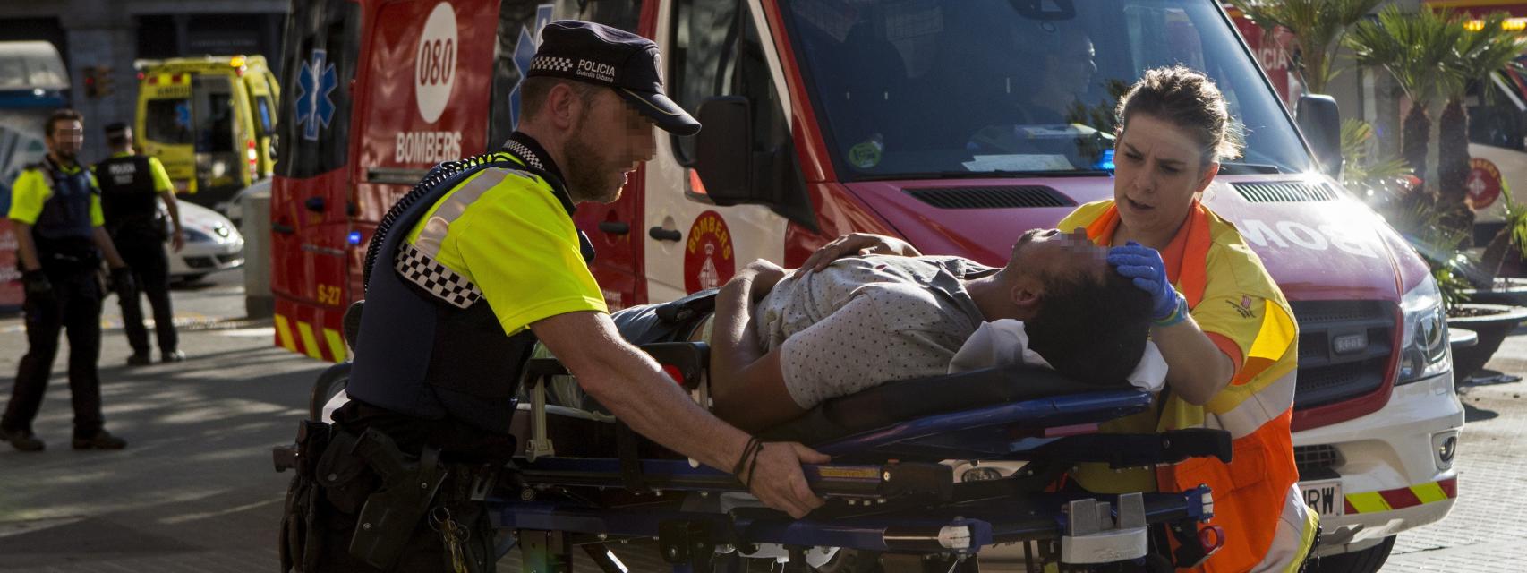 Los bomberos trasladan a uno de los heridos a la ambulancia