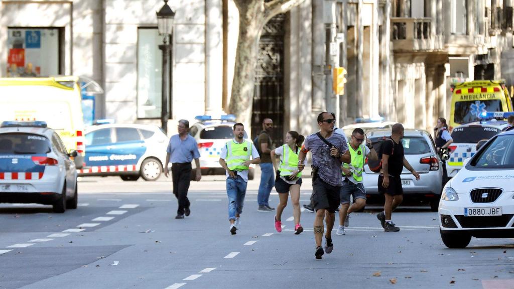 Tras el atropello, las autoridades han ordenado a la gente huir de la zona y resguardarse.