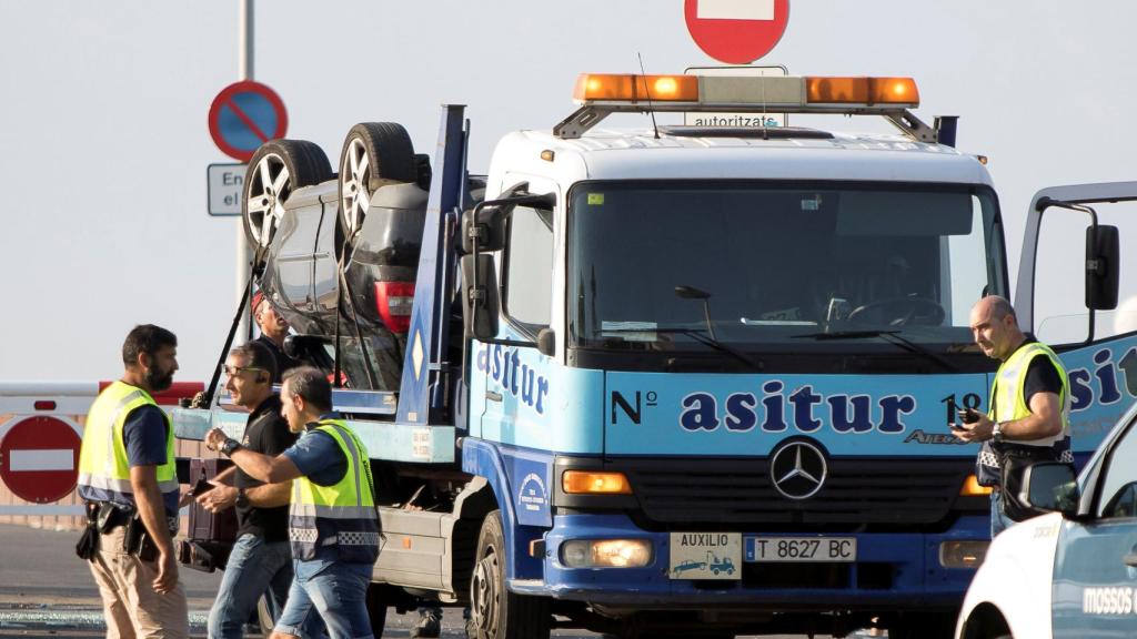 Retirada del Audi A3 que utilizaron los terroristas de Cambrils