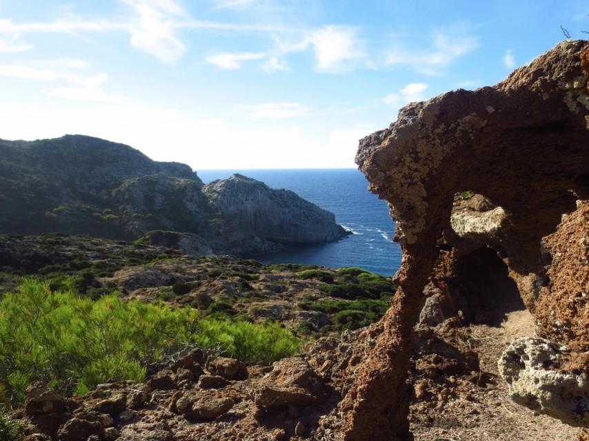 Cala Vinagra ofrece unas vistas hermosas del mar Mediterráneo.