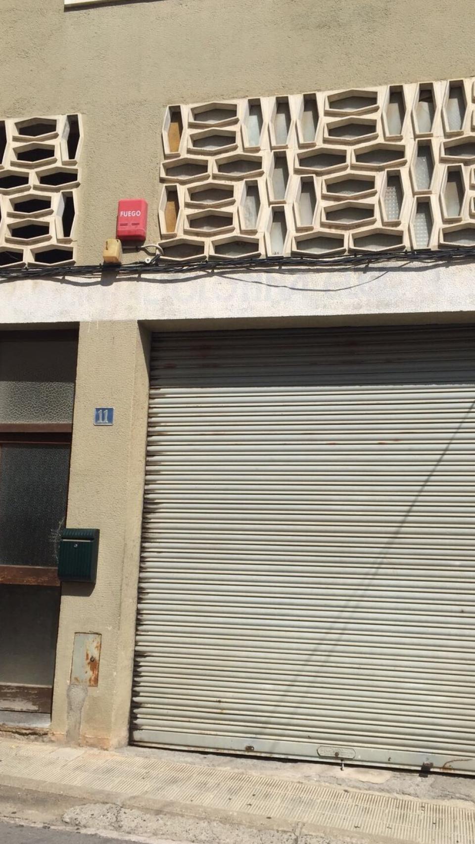 La fachada de la Mezquita de Ripoll con aspecto de garaje