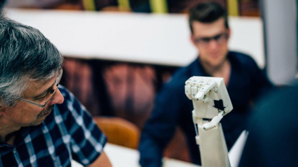 brazos roboticos lenguaje de signos