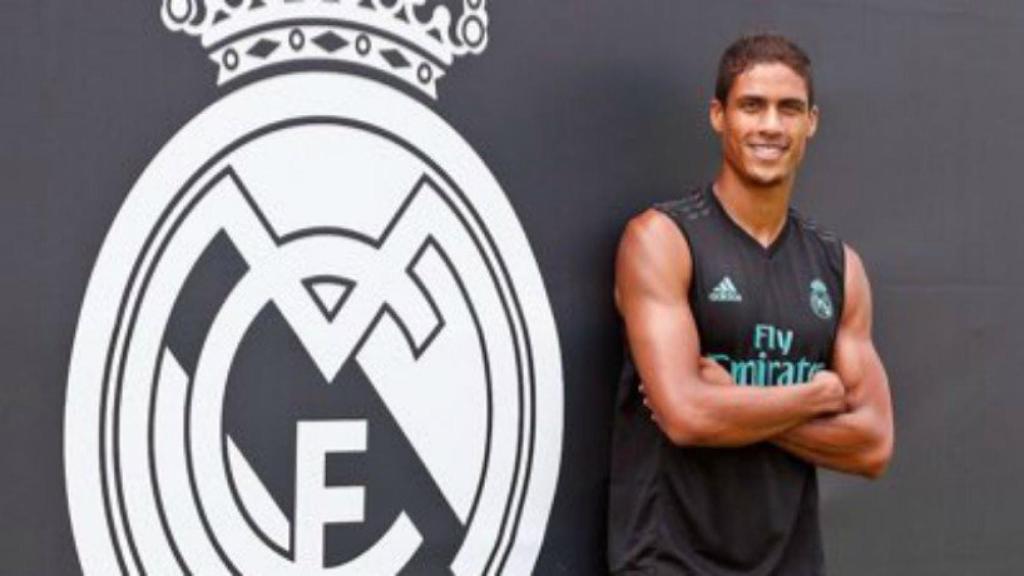 Varane posa ante el escudo del Real Madrid