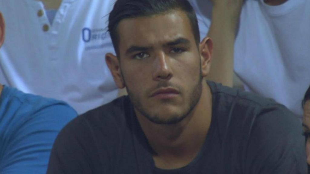 Theo Hernández, viendo el Leganés - Alavés. Foto. Twitter (@beINSPORTSes)
