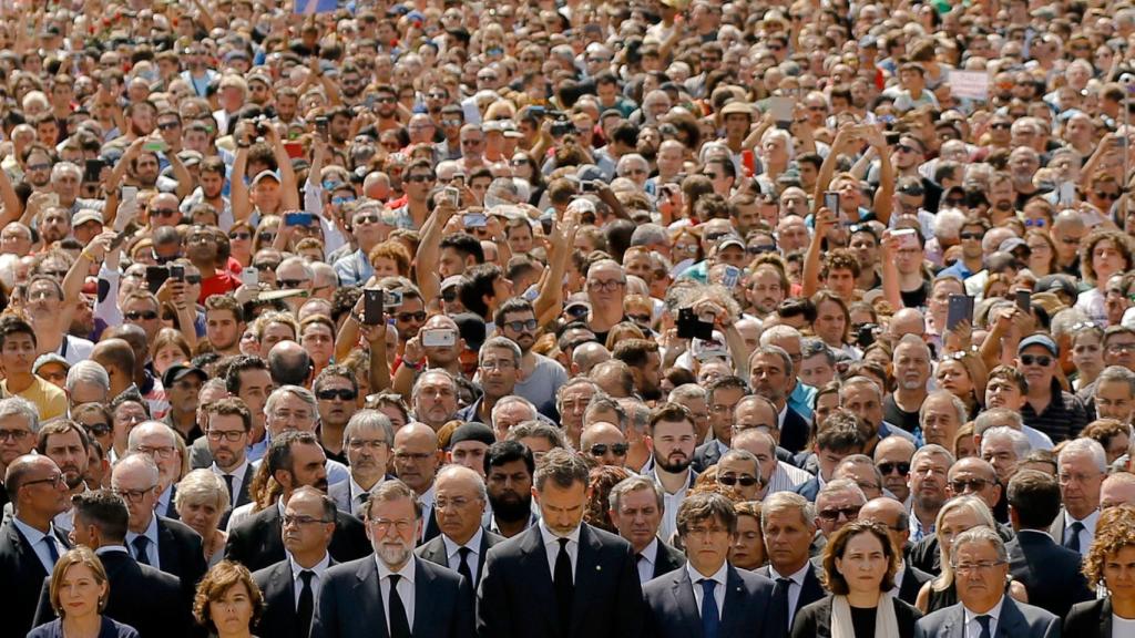 Las autoridades y los ciudadanos congregados en Plaza Cataluña. / F. Seco (AP/Gtres)