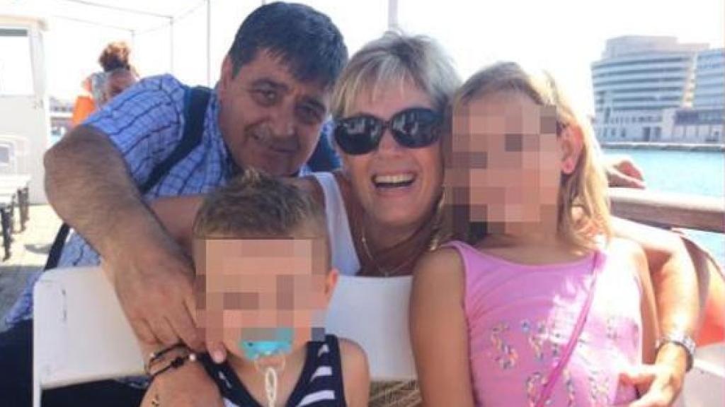 El granadino Francisco López Rodríguez, una de las primera víctimas identificadas del atentado en Barcelona, junto a su familia