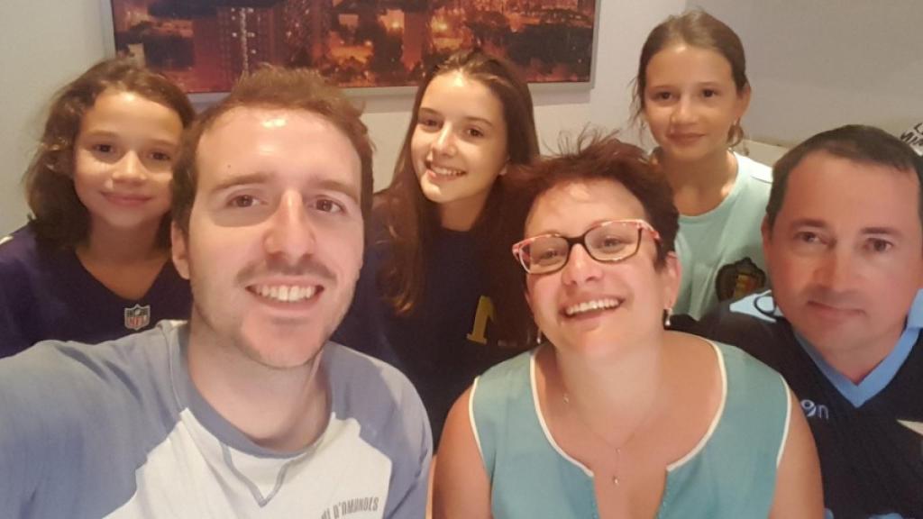 Miguel García con la familia francesa