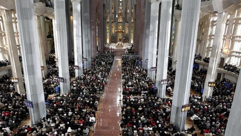 El interior de la Sagrada Familia, repleto, durante la celebración de una misa