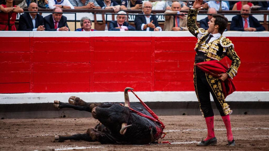 El toro cae rodado a los pies de José Garrido