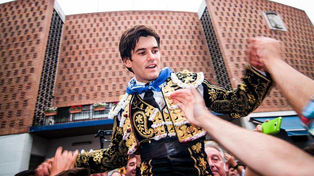José Garrido sale a hombros de la plaza de toros de Bilbao