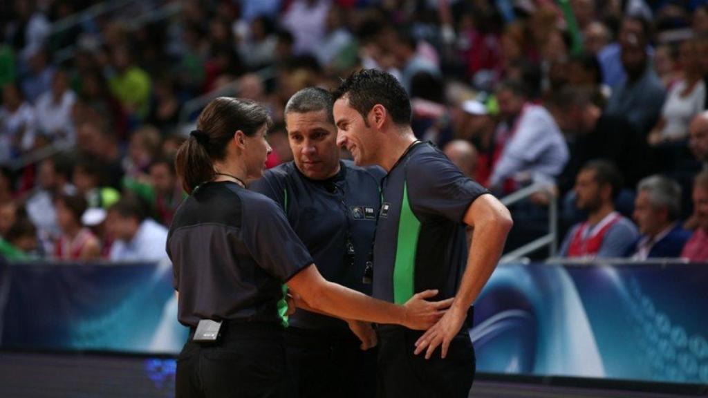 Árbitros. Foto. fiba.com