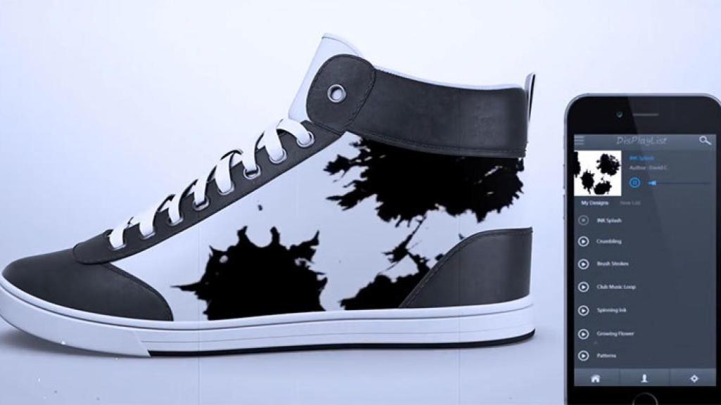 El futuro era esto: zapatillas con pantalla interactiva.