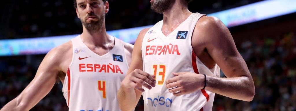 Pau y Marc Gasol, durante el partido amistoso.