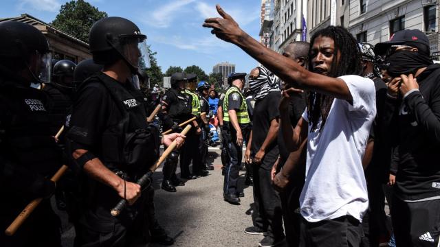 La policía formó un cordón de seguridad para evitar altercados.
