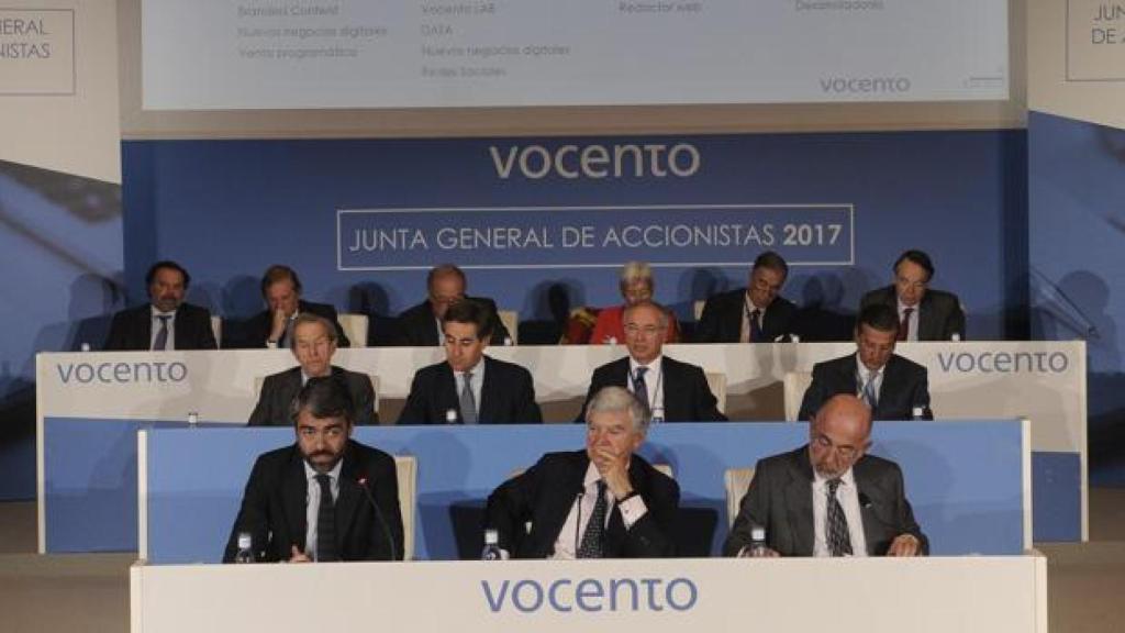 Junta de Accionistas de Vocento de 2017 con Fernando Yarza al fondo a la izquierda.