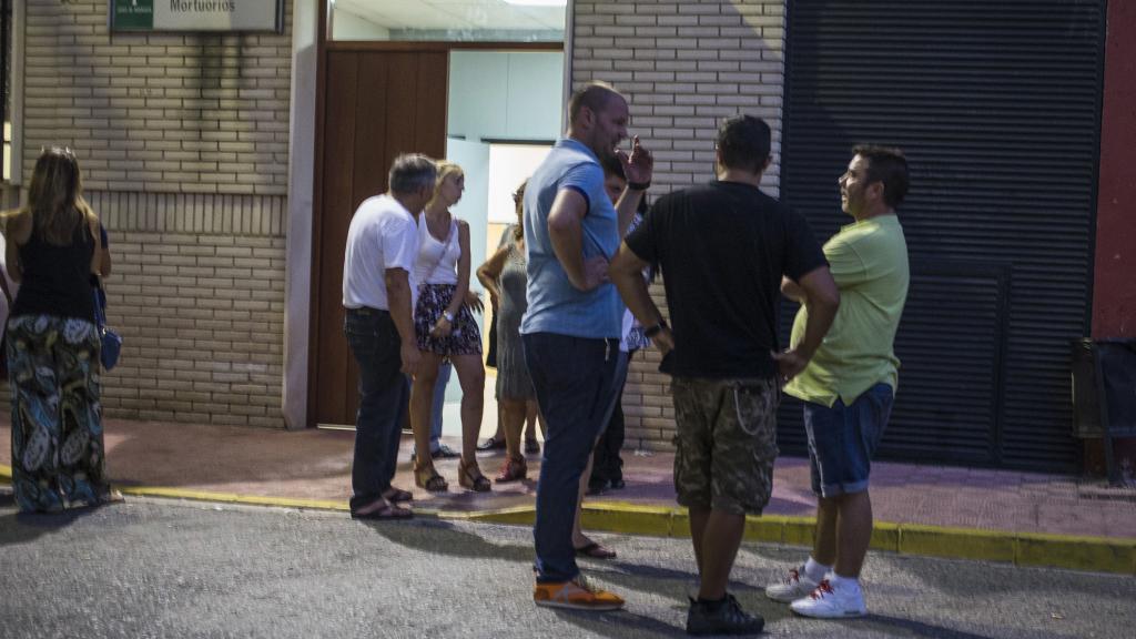 Familiares de la mujer fallecida tras dar a luz por cesárea al ser seccionada por un ascensor mientras era trasladada en una camilla .