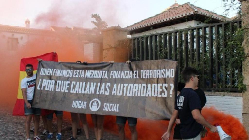 Miembros de Hogar Social se manifestaron ante la mezquita de Granada.