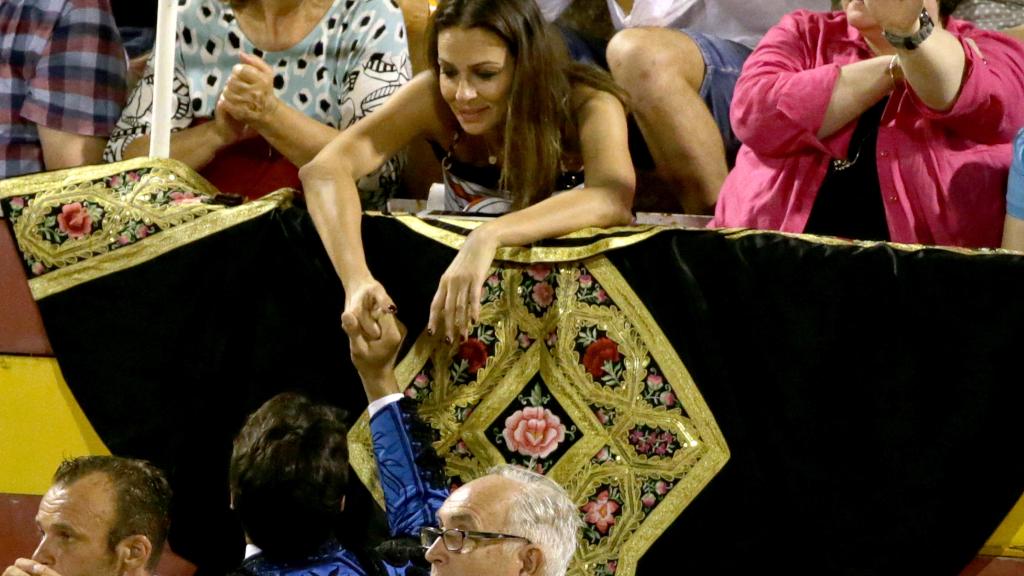 La top pendiente de su pareja durante la corrida de Palma de Mallorca.