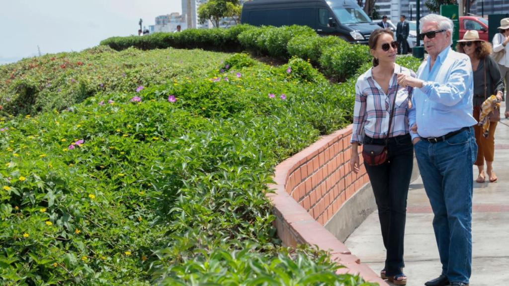 Mario Vargas Llosa e Isabel Preysler, paseando.