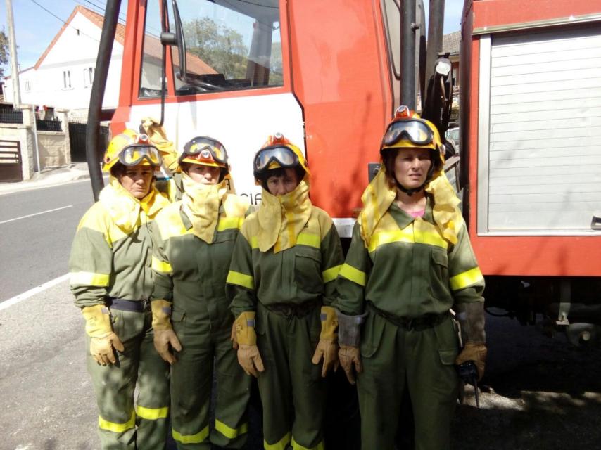 La bomberas forestales posan con su camión.