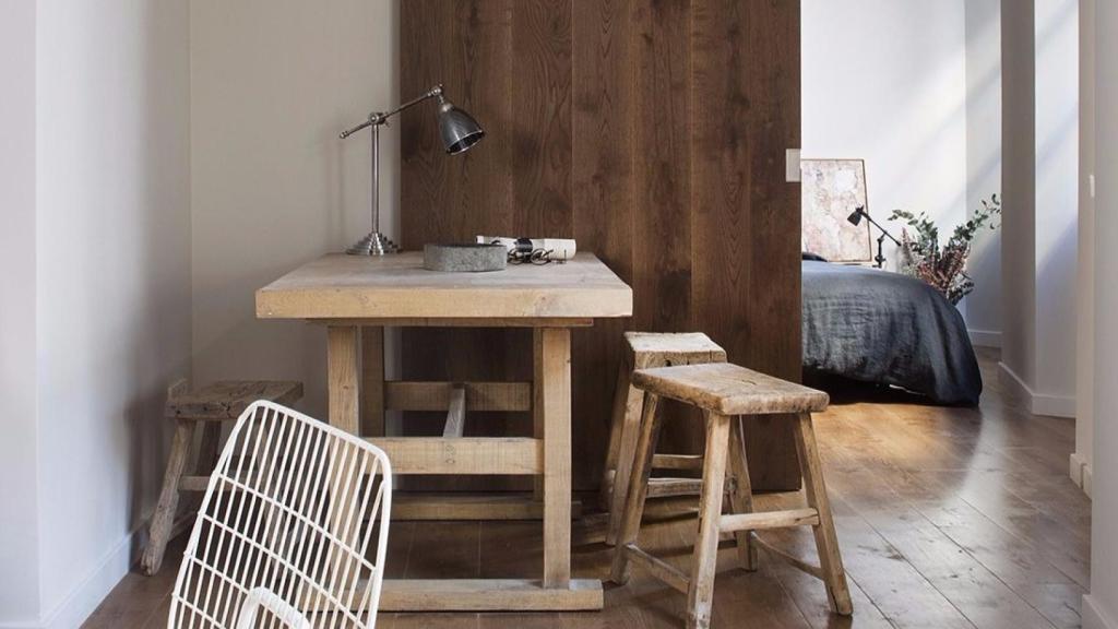 En este espacio, creado por WIT, se suman los elementos naturales a los tonos claros y a una puerta corredera que no resta ni un ápice de espacio al conjunto. | Foto: WIT.