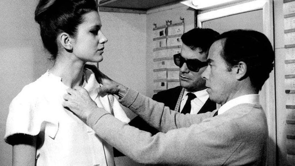 El modisto ultimando detalles de sus diseños en el taller. | Foto: cortesía de Pertegaz.