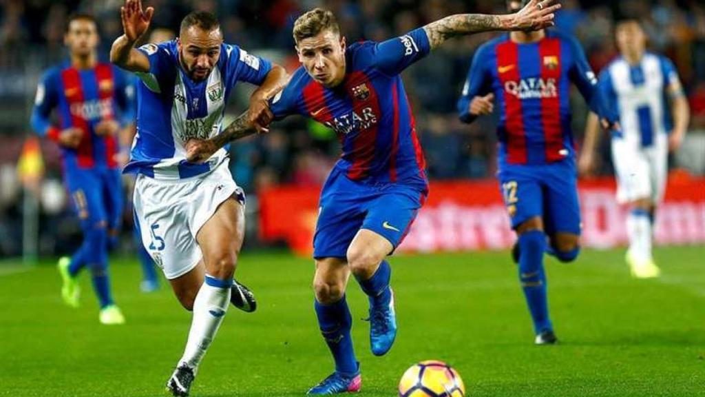 Lucas Digne, en lucha con un rival.