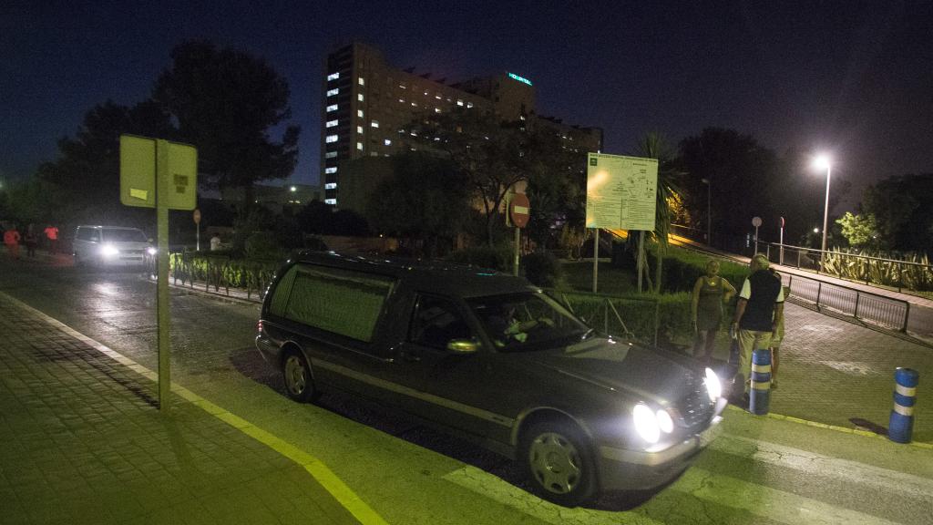 El cuerpo sin vida de la mujer de 26 años abandona el hospital de Valme (Sevilla).