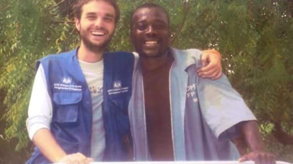 Pau Pérez (izquierda), en uno de sus viajes como cooperante.