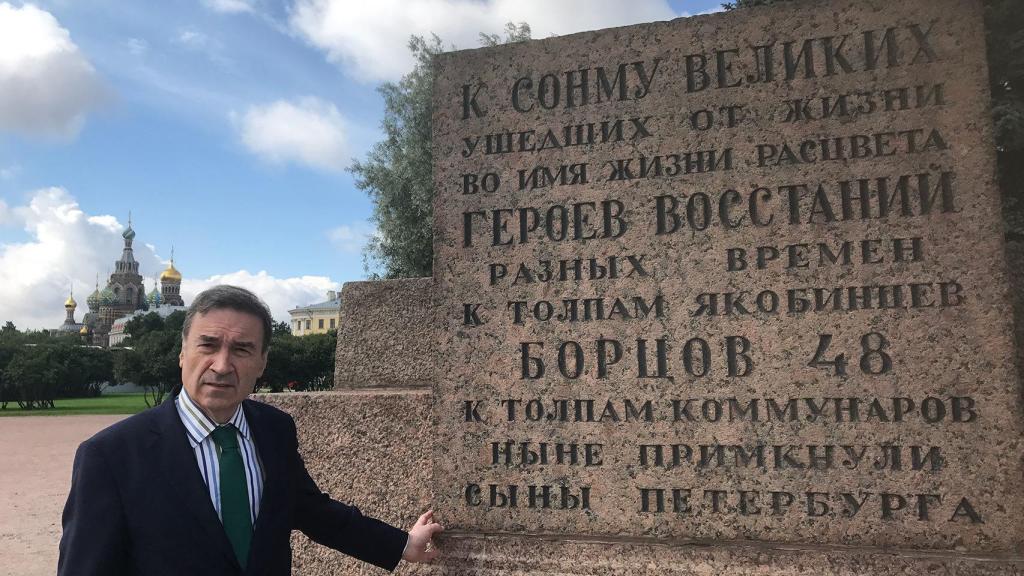 Ante un texto de Lunacharski que homenajea a los jacobinos, la Comuna y la Revolución, con la iglesia de la Sangre Derramada al fondo.