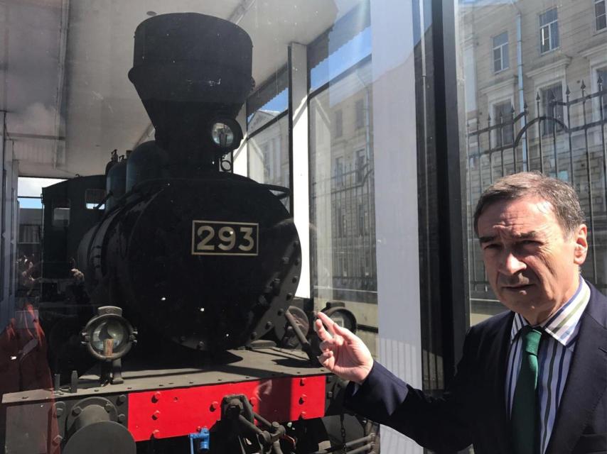 Ante la máquina de los Ferrocarriles de Finlandia que transportó a Lenin al final del periplo del “tren blindado”.