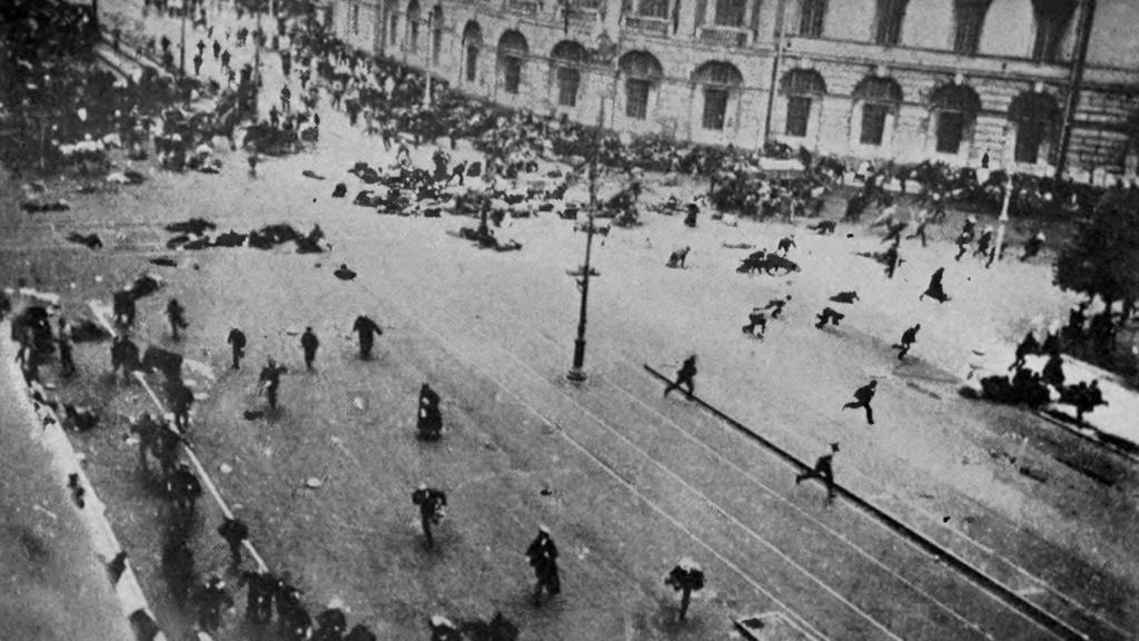 La icónica foto de Viktor Bulla en el momento en que las fuerzas leales a Kerensky dispersan a los manifestantes en la esquina entre Nevski y Sadovaya.
