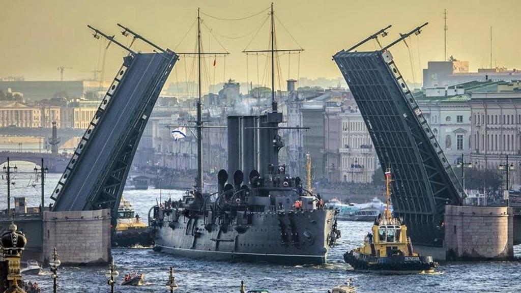 Los puentes de San Petersburgo se abren al paso del acorazado Aurora en una simulación de la ruta que siguió desde Kronstadt para sumarse a la Revolución.